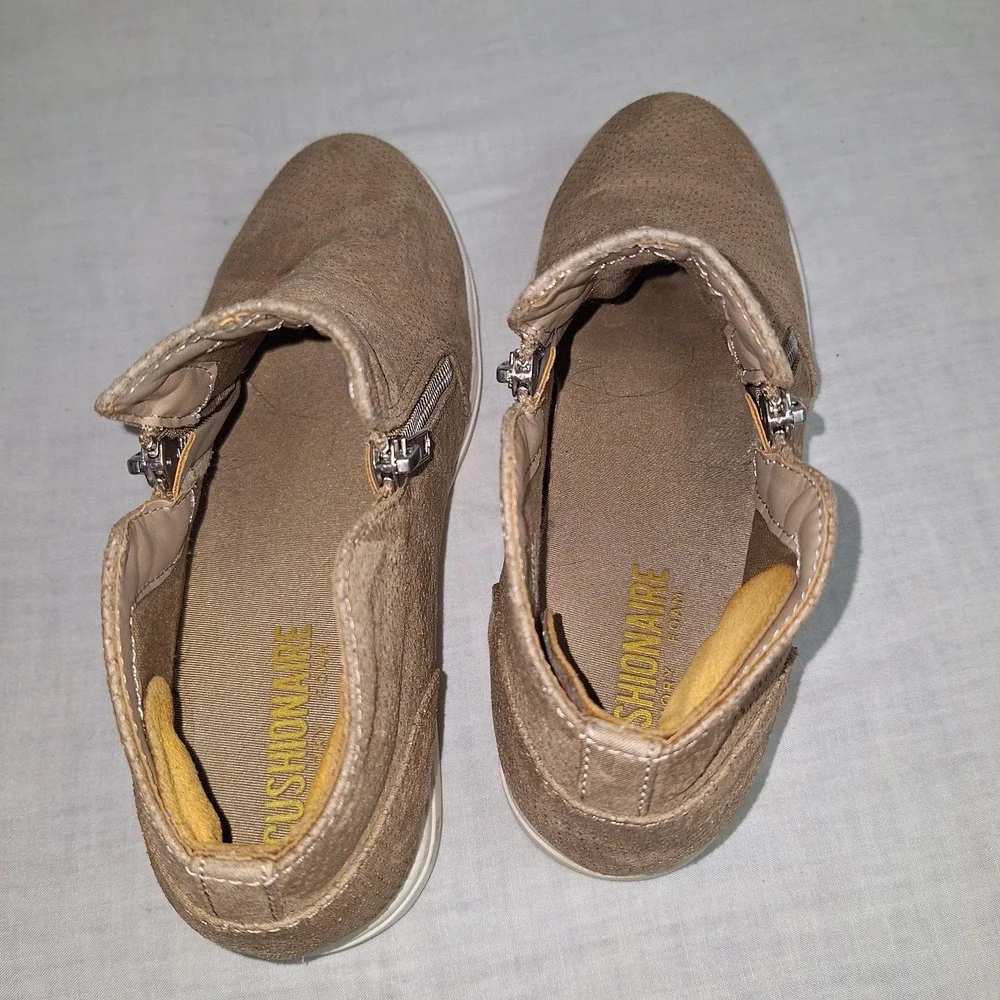 CUSHIONAIRE Hart Tan  Hidden Wedge sneaker Size 8.5 Women's Taupe Fashion Bootie